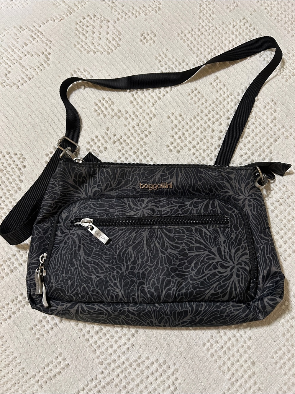 Baggallini Black Floral-Print Crossbody Bag RFID - Picture 2 of 7